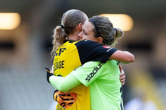 Häckens Elma Junttila Nelhage och målvakt Jennifer Falk