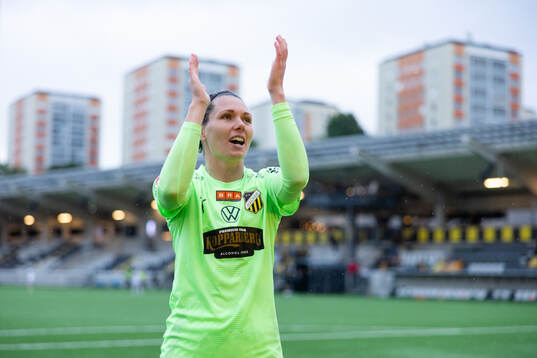 Häckens målvakt Jennifer Falk jublar