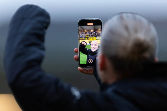 Häckens Anna Sandberg jublar framför klacken