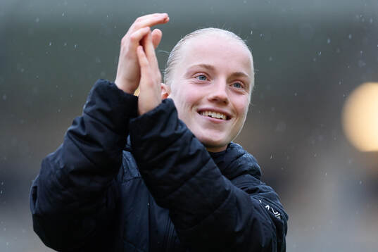 Häckens Anna Sandberg jublar framför klacken