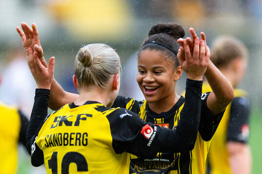 Häckens Anna Sandberg jublar ihop med Felicia Schröder