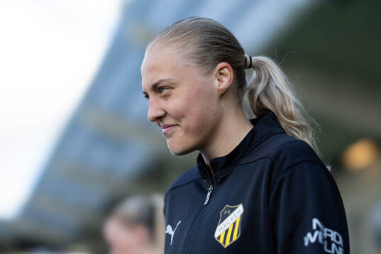 Häckens Elma Junttila Nelhage innan fotbollsmatchen i