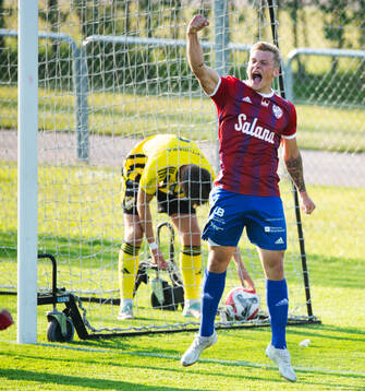 IFK Simrishamns Oskar Persson jublar över 0-1 i matchen i