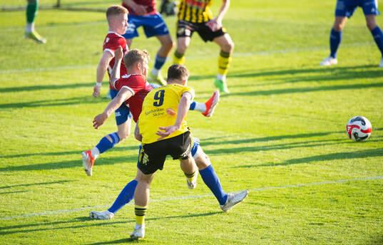 IFK Hässleholms Emil Vaughan skjuter i matchen i div 2