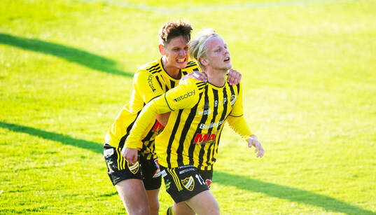 IFK Hässleholms Alvin Holmgren grattas av Viktor Ahlgren