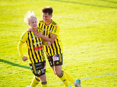 IFK Hässleholms Alvin Holmgren grattas av Viktor Ahlgren