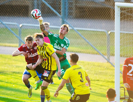 IFK Simrishamns målvakt boxar undan bollen framför Kasper