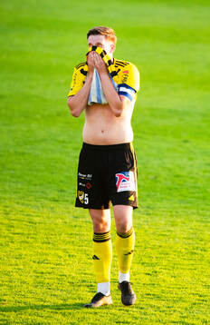IFK Hässleholms lagkapten Axel Henriksson deppar över