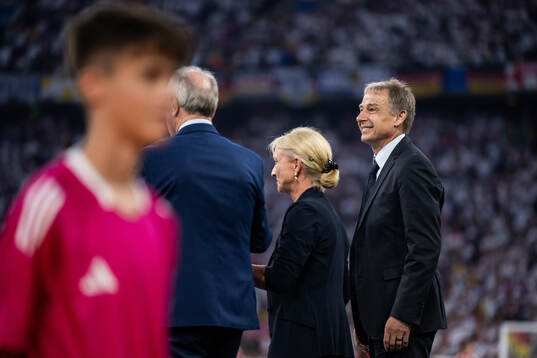 Heidi Beckenbauer and Jürgen Klinsmann honour the late