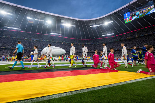 Ilkay Gündogan, goalkeeper Manuel Neuer and Antonio
