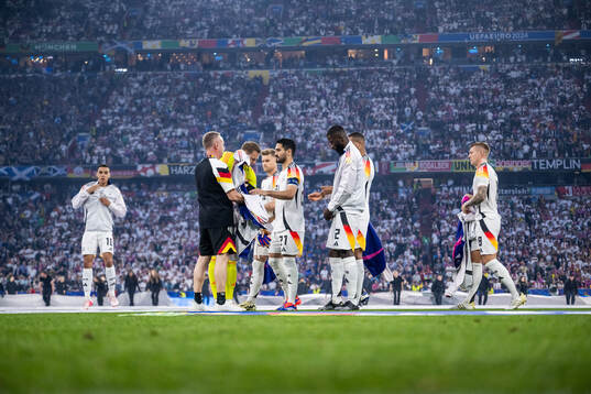 Goalkeeper Manuel Neuer, Ilkay Gündogan and Antonio