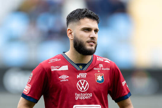 Örgrytes Edi Sylisufaj innan  fotbollsmatchen i Superettan