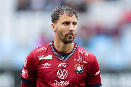 Örgrytes Jonathan Azulay innan fotbollsmatchen i