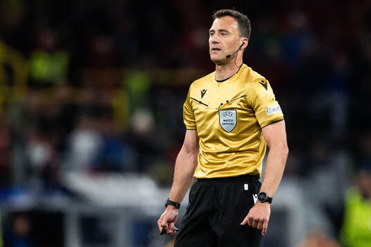 Referee Felix Zwayer