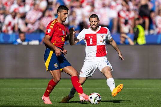 Rodrigo Hernandez of Spain and Mateo Kovacic of Croatia