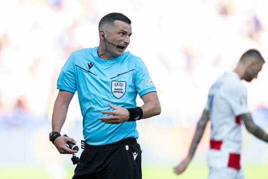Refree Michael Oliver