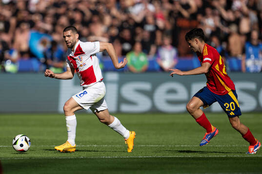 Mateo Kovacic of Croatia and Pedri of Spain