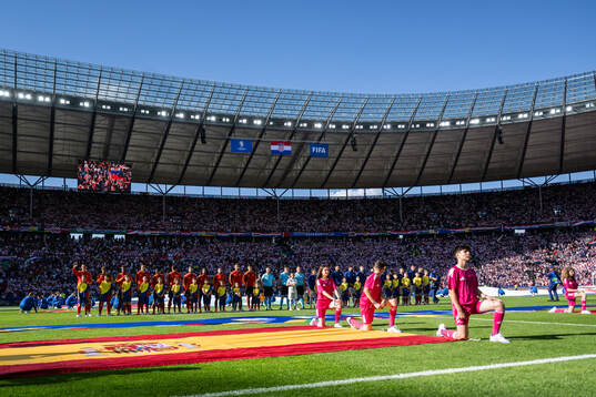 Players of Spain and of Croatia
