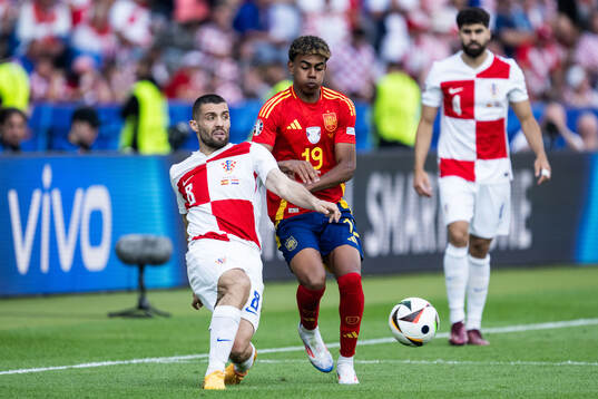 Mateo Kovacic of Croatia and Lamine Yamal of Spain