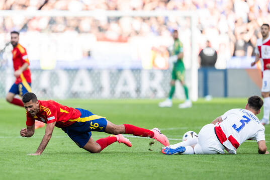 Rodrigo Hernandez of Spain and Marin Pongracic of Croatia