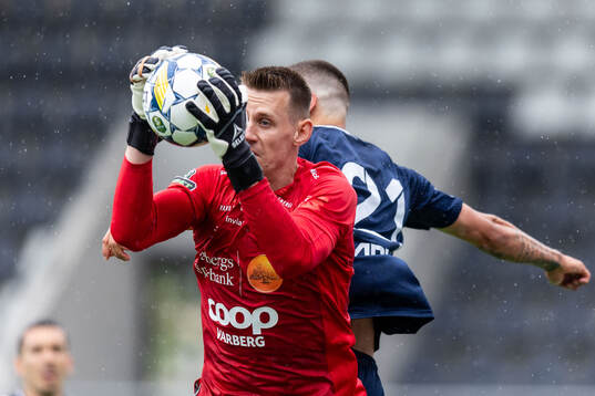 Varbergs målvakt David Olsson och Utsiktens Kevin Rodeblad