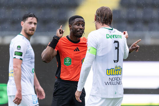 Varbergs Hampus Zackrisson i diskussion med Domare Fredrik