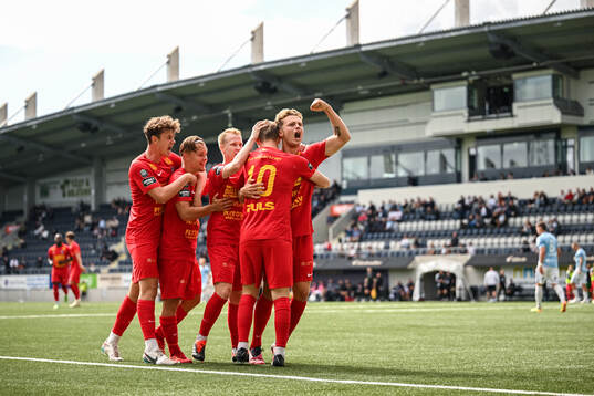 Landskronas Adam Egnell jublar med lagkamrater
