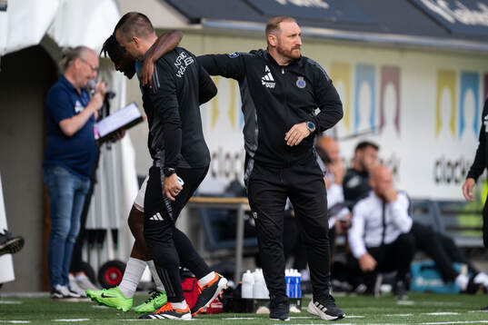 Gefles York Rafael har ont bredvid huvudtränare Mikael