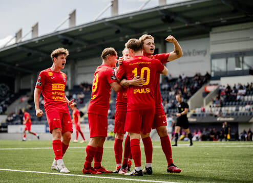 Landskronas spelare jublar med Adam Egnell