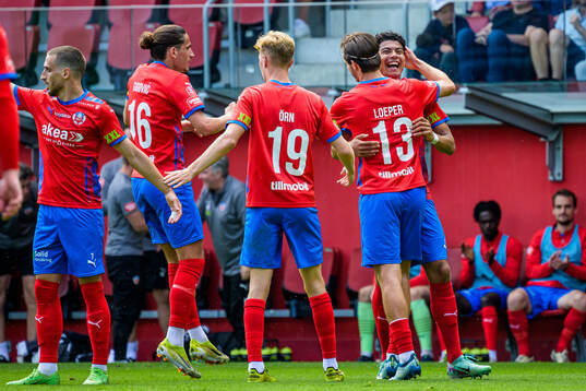 Helsingborgs Milan Silva Rasmussen jublar med lagkamrater