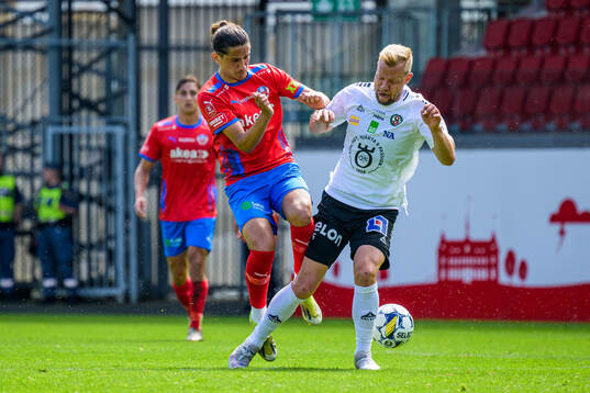 Helsingborgs Ervin Gigovic och Örebros Sebastian Crona