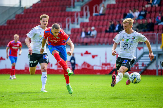 Örebros Erik McCue och Helsingborgs Arian Kabashi och