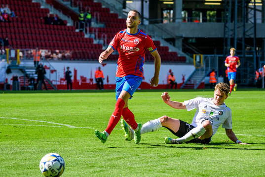 Helsingborgs Arian Kabashi och Örebros Erik McCue