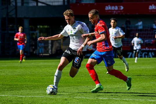 Örebros Erik McCue och Helsingborgs Arian Kabashi