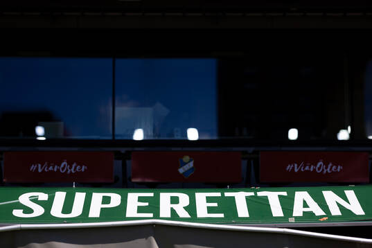 Skylt med Superettan över spelargången före
