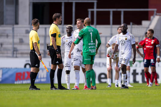 Östersunds Aly Keita i diskussion med domare Magnus