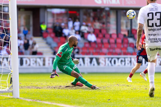 Östersunds Aly Keita gör en räddning