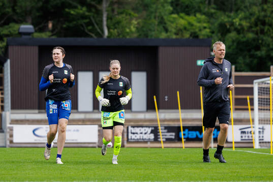 Varbergs målvakt Frances Sandvik, målvakt Linnea Nilsson