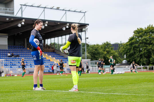 Varbergs målvakt Frances Sandvik och målvakt Linnea