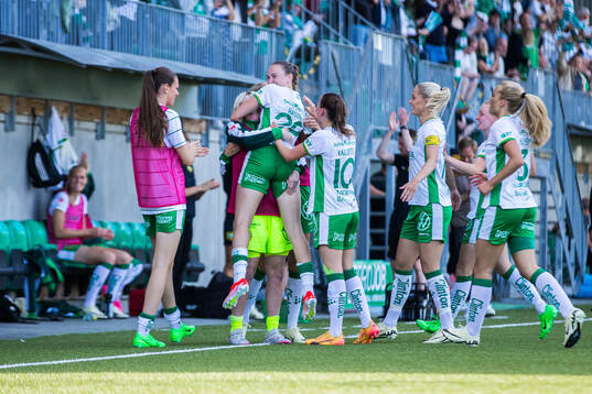 Hammarbys Vilde Hasund jublar med lagkamrater