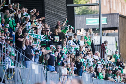 Hammarbys supportrar jublar