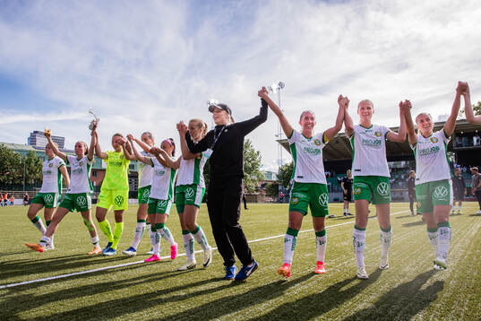 Hammarbys Stina Lennartsson (mitten med keps), Julia