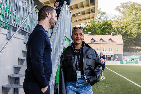 Madelen Janogy med Hammarbys sportchef Johan Lager