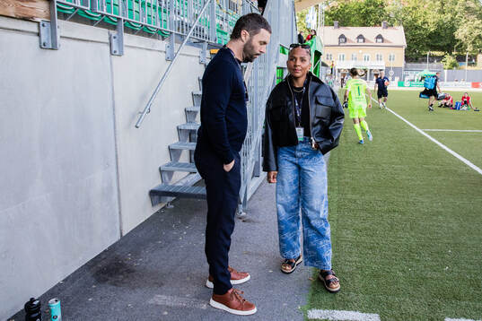 Madelen Janogy med Hammarbys sportchef Johan Lager