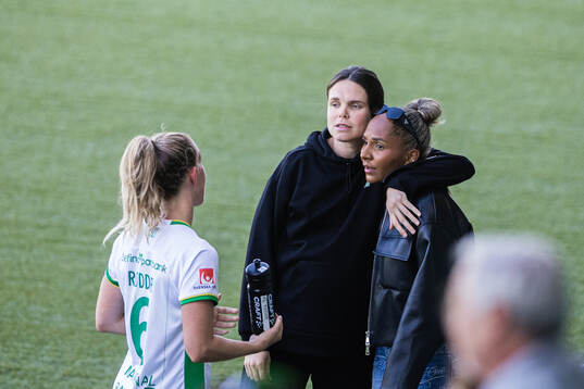 Hammarbys Simone Boye och Julia Roddar med Madelen Janogy