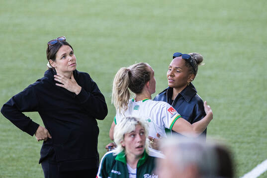 Hammarbys Simone Boye och Julia Roddar med Madelen Janogy