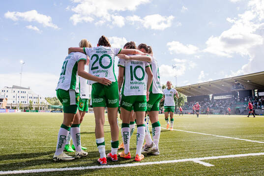 Hammarbys Vilde Hasund jublar med lagkamrater