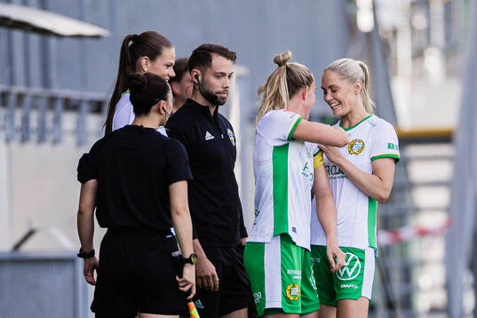Hammarbys Alice Carlsson ger lagkaptensbindeln till Julia