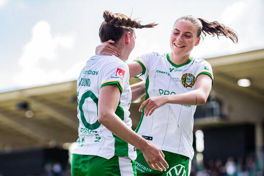 Hammarbys Vilde Hasund (v) jublar med Smilla Vallotto (h)