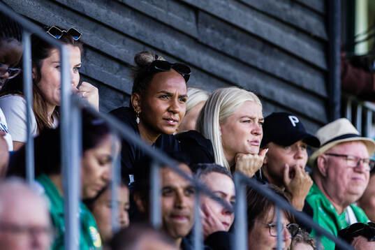 Madelen Janogy på läktaren